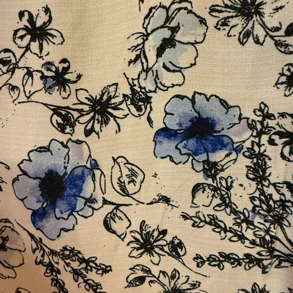 Beautiful button up blouse - Picture 7 of 11